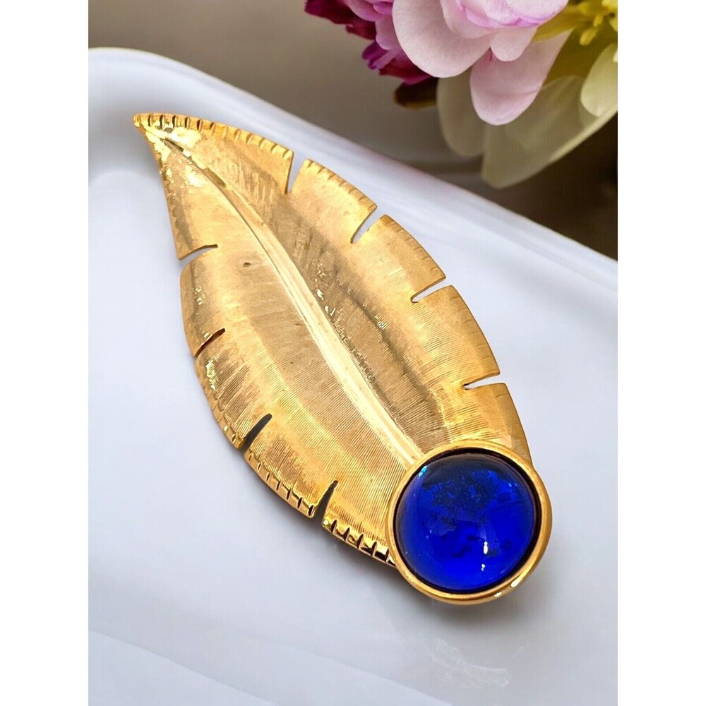 Vintage 1970s Leaf Brooch Gold Tone Blue Cabochon Gripoix Style - 13F